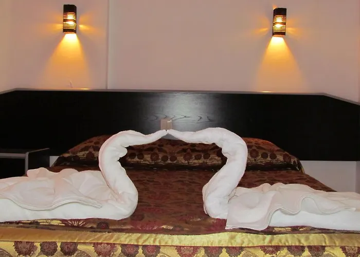 Gold Twins Family 3*